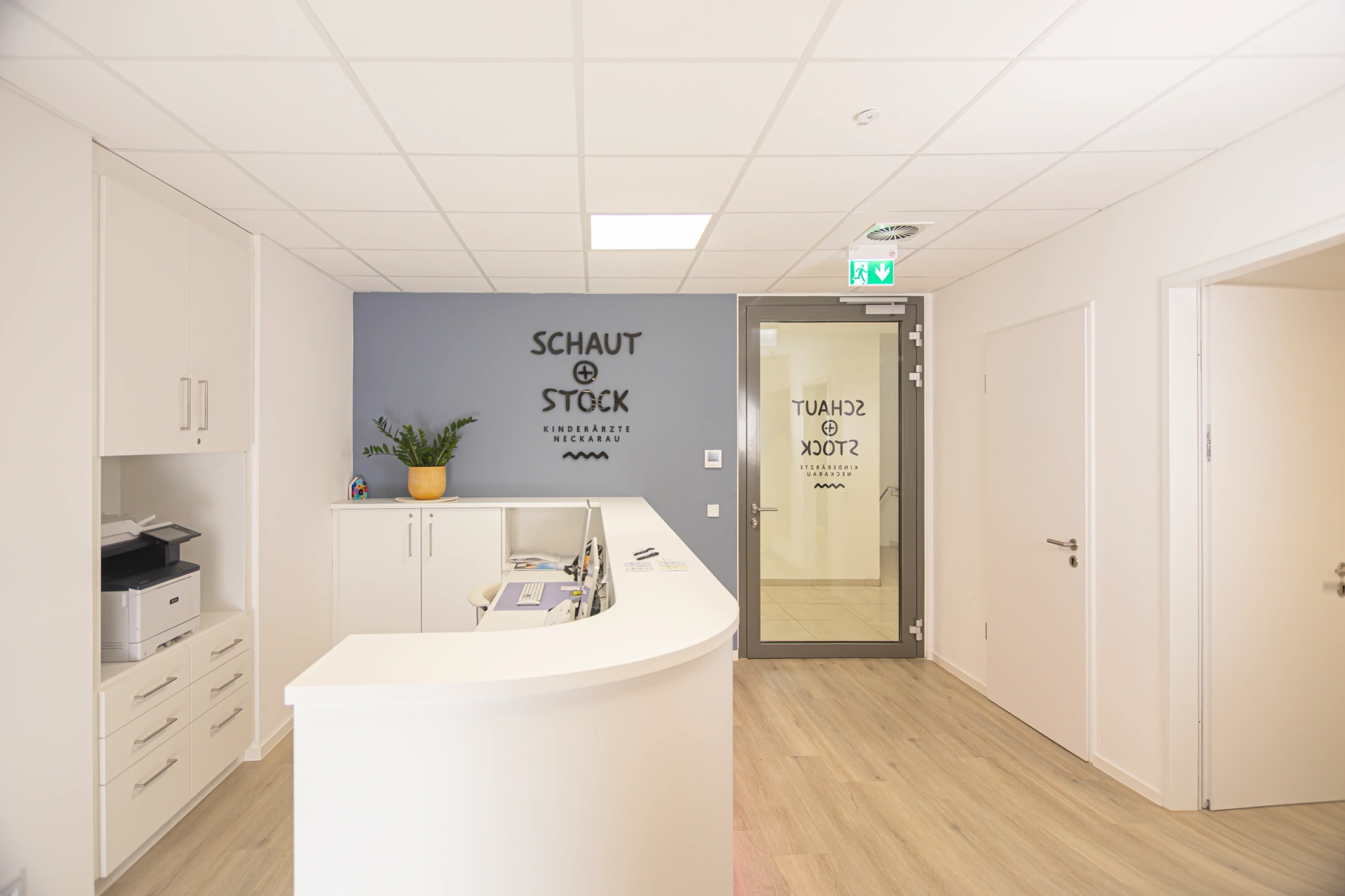 Eingangsbereich Rezeption bei den Kinderärzten Schaut und Stock in Neckarau Mannheim in der Salutem Praxisklinik